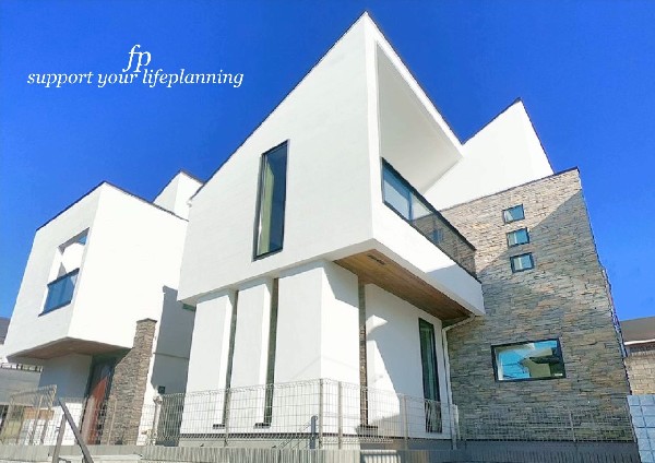 外観:【プラン例　建物価格1980万円　建物面積100m2】縦横に配し、シンプルながらも美しい立体感、アクセントの石の陰影が映し出す、豊かな個性。