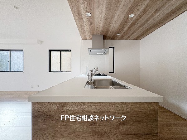 【キッチン】  類似外観同仕様、施工例のため分譲中の建物とは外壁、屋根開口部等の形状・仕様が異なります。