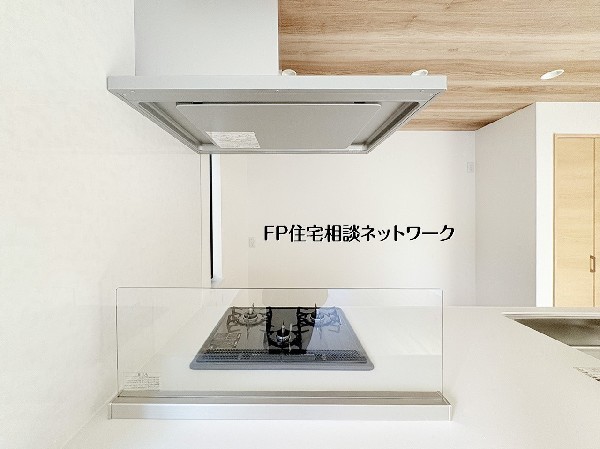 【キッチン】  類似外観同仕様、施工例のため分譲中の建物とは外壁、屋根開口部等の形状・仕様が異なります。
