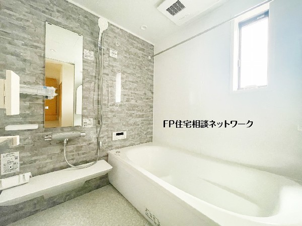 【浴室】  類似外観同仕様、施工例のため分譲中の建物とは外壁、屋根開口部等の形状・仕様が異なります。