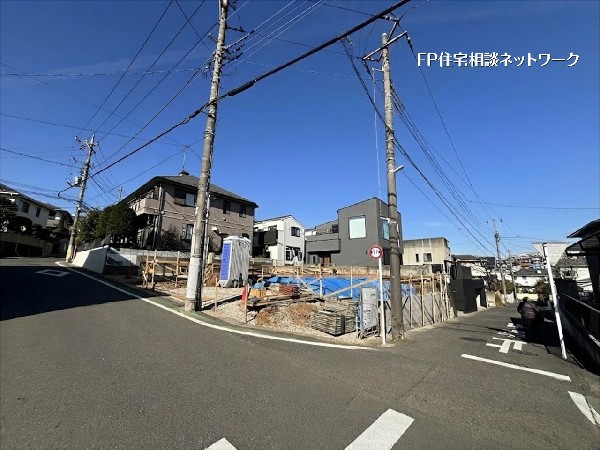 外観:南東角地の開放感！陽当り良好な整形地に建つ、充実の2階建4LDK。カースペースは並列2台駐車可能で出し入れも楽々。広々としたLDKと豊富な収納が魅力の、永く住まえる新築住宅。