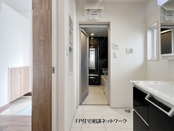 玄関から洗面脱衣室・浴室へスムーズにアクセスできる快適な生活動線。帰宅後すぐの手洗いや入浴にも便利で、毎日の暮らしやすさに配慮された機能的な水回り配置です。