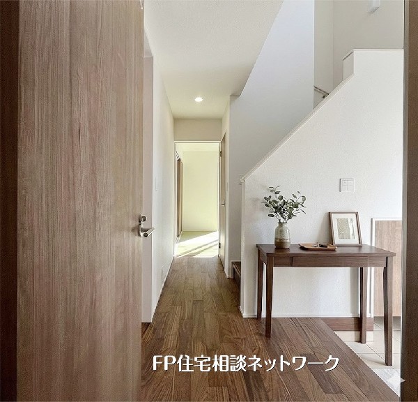 【玄関ホール】  本画像はAIがCGで家具を作成しており、実際の現地に家具は設置されておりません。また、販売価格に家具等は含まれておりません。