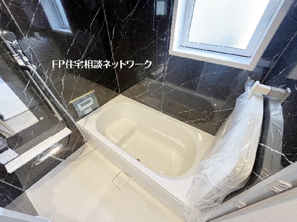 高級感のあるアクセントパネルを採用した浴室は、毎日のバスタイムを上質なひとときに演出。窓付きで換気もしやすく、明るく清潔感のある快適な浴室空間です。