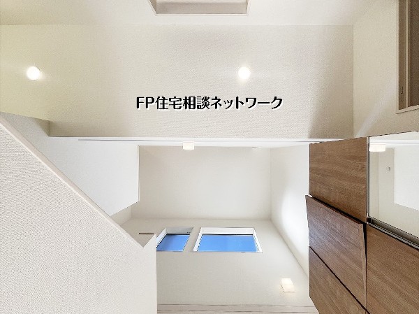 玄関ドアを開けた瞬間に広がる、縦への圧倒的な開放感。頭上の高窓からは青空が望め、たっぷりの陽光がホール全体を照らします。