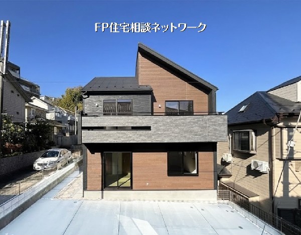 外観:閑静な住宅街に佇む、落ち着いた住環境。前面道路も広く、車の出し入れがしやすいカースペース2台分を確保。周辺は住環境良好で、ゆったりとした暮らしを叶えます。