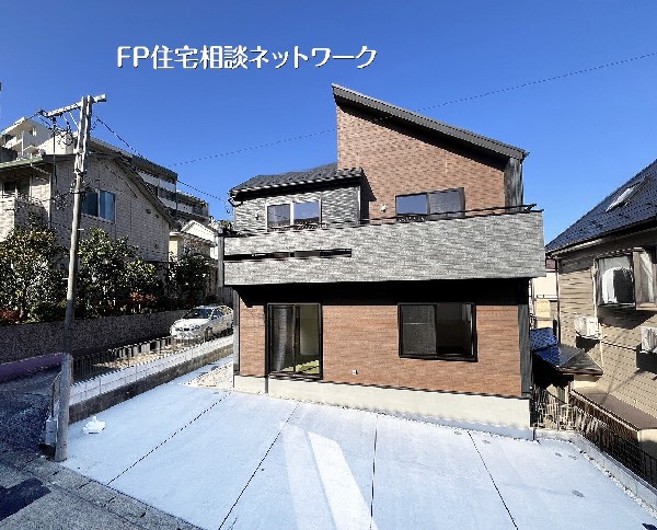 外観:落ち着いた色合いが印象的なデザイン性の高い外観。前面はゆとりあるカースペースを確保し、車2台駐車可能。周辺は閑静な住宅街で、安心して長く暮らせる住環境です。