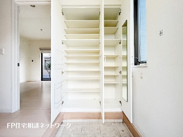 散らかりがちな玄関をスッキリと保てる玄関収納は、家の中に入る時一番最初に目に付く場所だからこだわりたい。落ち着いた色目が、室内のカラーやデザインと調和。