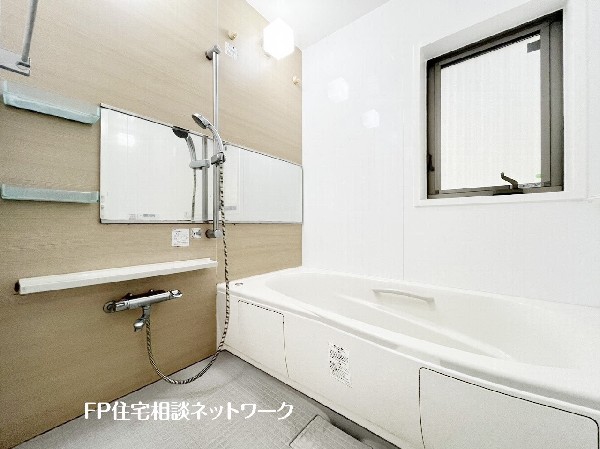 ゆったり入れる一坪バス。足を伸ばして入れるサイズは一日の疲れを癒すのに嬉しい広さ。お子様と一緒の入浴でも充分な広さです。