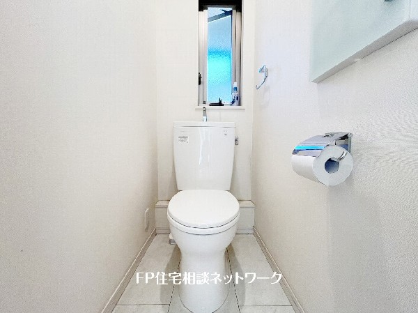 窓があることで陽ざしが入る明るいトイレ。区切られた狭い空間なので、窓があるだけでだいぶ印象が変わります。また換気扇だけではなく、窓からの換気で空気の流れを一層できる。