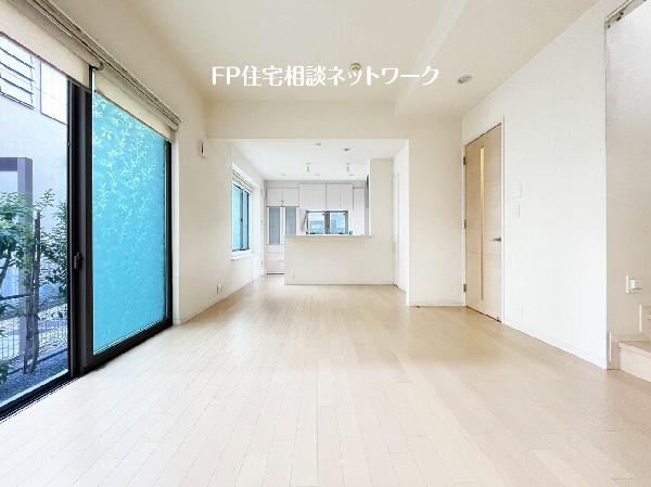 大切な家族が集まるからこそLDKにはこだわりたい。日当たりのよい広いＬＤＫを、子供たちが元気に走り回っている姿を見た時「広い家にして良かった」と思う。