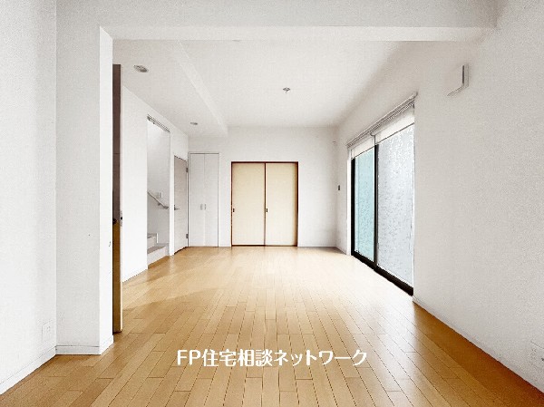 家族だんらんのスペースとなるリビング。家具の配置がしやすい広さを確保しつつ、窓が多い設計は色々な角度から光が取り込めるこだわりの間取りです。