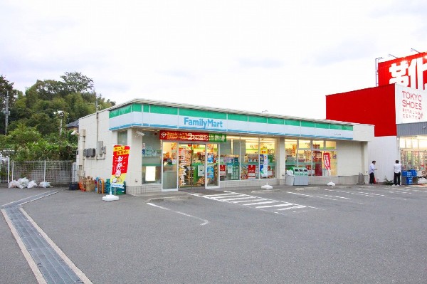 周辺環境:ファミリーマート水沢3丁目店(コンビニが近いのは何かと助かります。いまや買物だけではなく、行政、銀行、民間サービス等、日常生活に深く関係する最重要施設。)