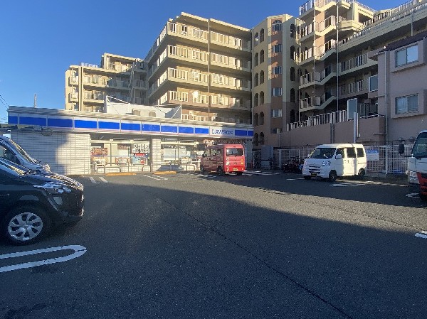 周辺環境:ローソン川崎小田二丁目店(「マチのほっとステーション」をスローガンに掲げる通り、忙しい日々に「ほっ」とするひとときをもたらします。)