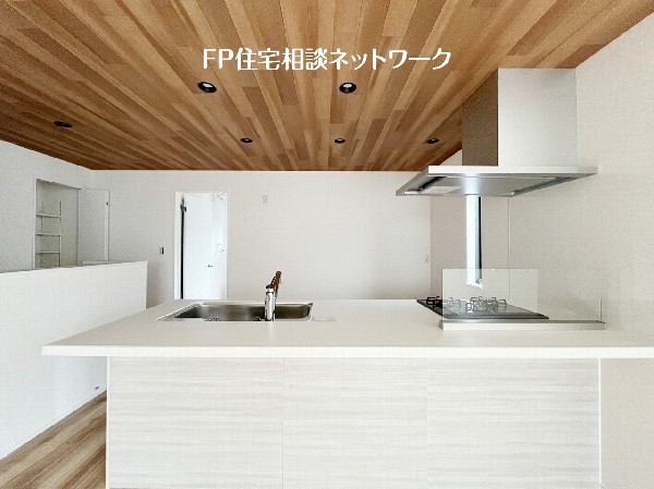 対面式のペニンシュラキッチンですので、出来上がったお料理をカウンターに並べてお子様が運ぶなど、お手伝いの時間も増えそうですね。