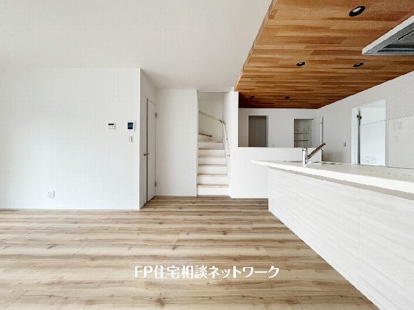 想像以上の質感が訪れる者の心を離さない。フローリング素材、窓の配置、壁面タイル、カラーバランス、どれをとってもワンランク上の仕上がり。