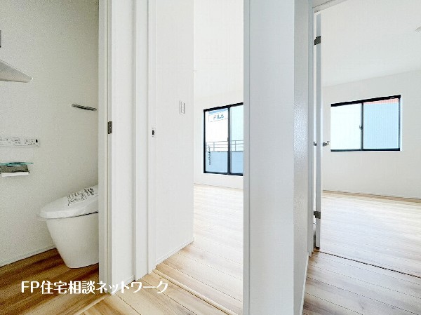 2面採光でお部屋の隅々まで明るい印象の居室。おひさまの光を、爽やかな風をたっぷりと取り込めます。居室内はいつも明るいので、毎日の生活も自然と明るくなりますね。