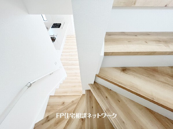 階段部分には自然の光を取り込むことの出来る、窓を配置しており明るい空間！お掃除の際には空気の換気などにも便利です。