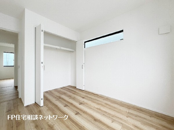 全居室には大型の収納クローゼットを完備。普段使いのお洋服や小物はもちろん、季節物のお洋服などもしっかりと整理整頓出来る。居室空間を隅々まで使えるのが嬉しい。