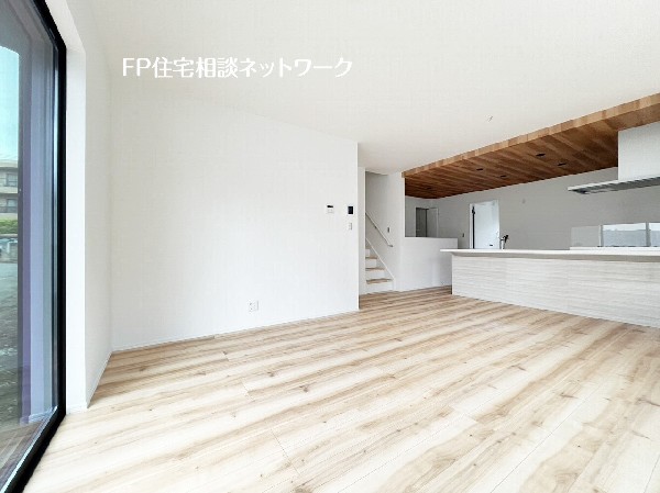家族だんらんのスペースとなるリビング。家具の配置がしやすい広さを確保しつつ、窓が多い設計は色々な角度から光が取り込めるこだわりの間取りです。
