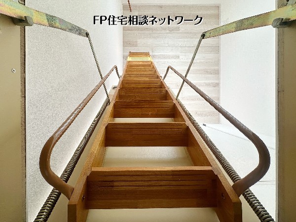 ロフトへと続く階段は、木の温もりを感じるデザイン。手すり付きで上り下りもしやすく、空間を有効活用しながら遊び心と実用性を兼ね備えた住まいのアクセントです。