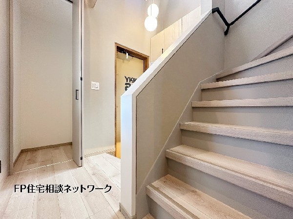 写真奥の玄関ホールには、頼れる収納スペースを完備。ご家族の靴はもちろん、ベビーカーやアウトドア用品、掃除用具などもスマートに収納可能です。