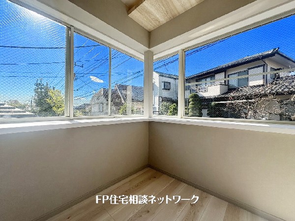 LDKに設けた大きな出窓からは、たっぷりの陽光と開放感を享受。視線が外へと抜け、室内をより広く明るく演出します。読書やグリーンを楽しむスペースとしても活躍します。