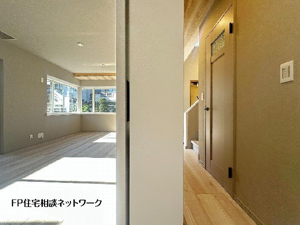 リビングの扉を開け放てば、窓から降り注ぐ陽光が廊下まで届く明るい設計。空間を広く見せるだけでなく、風通しも良好です。家族の気配を感じながら、光と風が通り抜ける心地よい暮らしを。