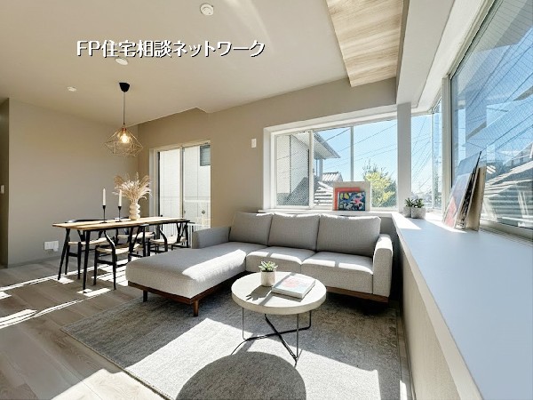 【リビング・ダイニング】  本画像はAIがCGで家具を作成しており、実際の現地に家具は設置されておりません。また、販売価格に家具等は含まれておりません。