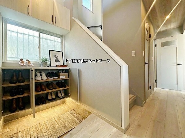 【玄関】  本画像はAIがCGで家具を作成しており、実際の現地に家具は設置されておりません。また、販売価格に家具等は含まれておりません。