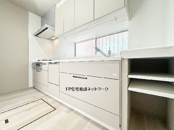 白いタイル調の壁と淡いグレーの扉が調和した、お洒落で清潔感あふれるキッチン。手元を明るく照らす窓は換気もスムーズに行えます。