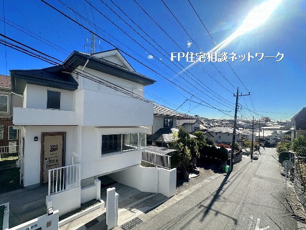 外観:前面道路が広く、車庫入れもスムーズ。車通りが少ない閑静な住宅街のため、運転が苦手な方や落ち着いた暮らしを求める方に最適です。駅徒歩12分の利便性と、陽光あふれる快適な毎日を。