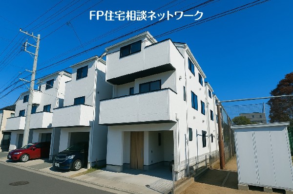 外観:閑静な住宅地で子育て家族にピッタリ。自然に包まれた穏やかな暮らしを実現するための、ゆとりある住環境が整っています。緑の潤いを感じながらホッと生活できそう。