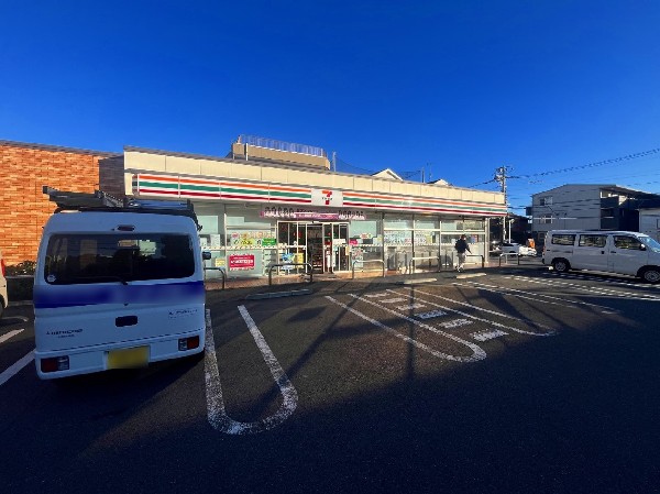 周辺環境:セブンイレブン川崎井田三舞町店(「イトーヨーカドー」や有名百貨店などを傘下に収める大手流通企業が運営するコンビニエンスストア。)