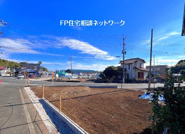 外観:四季を通じて自然と触れ合えるスポットが周辺には盛りだくさん！お散歩やジョギング、週末のご家族での遊びに最適です。目の前に広がる開放感とゆとり、暮らしの夢を育む理想の住まいがここにはあります。