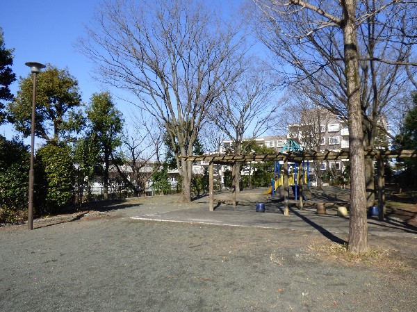 周辺環境:鷲ヶ峰けやき公園(住宅街らしく近隣には公園が複数ありますので、お子様にも嬉しい住環境です。きっと、お気に入りの公園がみつかるはずです。)