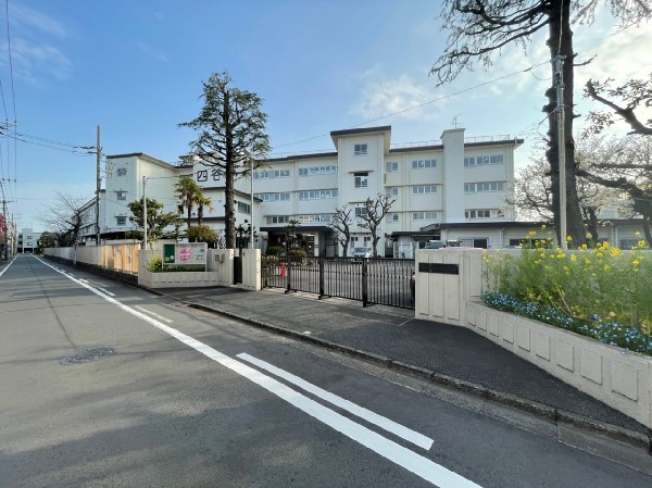 周辺環境:四谷小学校(教育目標　（よ）よく考え、くふうする子　（つ）つよく、明るく、元気な子　（や）やさしく、思いやりのある子)