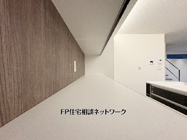 【カップボード】  キッチン背面に設けたカップボード天板は、家電や調理器具をすっきり配置できる広さ。作業性と美しさを兼ね備え、毎日の家事が快適になる空間です。