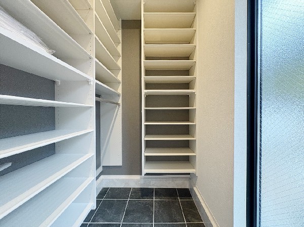 【シューズインクローゼット】  たっぷり収納できる大容量のシューズインクローゼット。ハンガーパイプや可動棚を完備し、衣類から季節物までスッキリ収まります。整理整頓がしやすく、毎日の身支度をスムーズかつ快