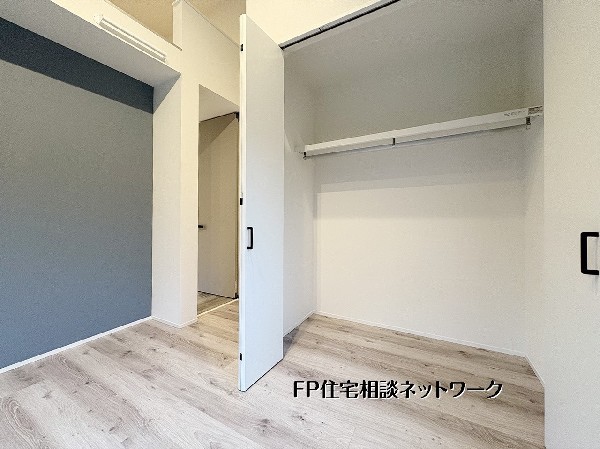 【クローゼット】  清潔感あふれる白を基調とした、収納力抜群のクローゼット。ハンガーパイプ付きで、お気に入りの衣類もすっきり整理できます。アクセントクロスが映えるモダンな空間で、毎日の身支度がより楽しく