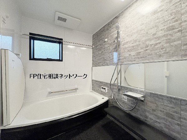 【浴室】  清潔感あふれる白を基調とした、収納力抜群のクローゼット。ハンガーパイプ付きで、お気に入りの衣類もすっきり整理できます。アクセントクロスが映えるモダンな空間で、毎日の身支度がより楽しく快適に。