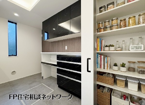【パントリー】  本画像はAIがCGで小物作成しており、実際の現地に小物は設置されておりません。また、販売価格に小物等は含まれておりません。