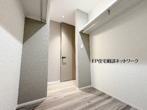 【ウォークインクローゼット】  たっぷり収納できる大容量のウォークインクローゼット。ハンガーパイプを備え、丈の長い衣類も美しく収まります。着替えもスムーズに行える広さを確保しており、毎朝の身支度が楽しみ