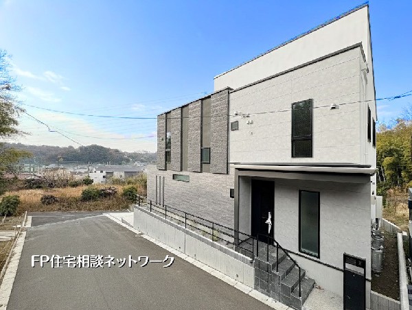 外観:【外観、車庫2台】  モダンな意匠が際立つスタイリッシュな邸宅。遮るもののない開放的な眺望と、陽光が降り注ぐ住環境が魅力です。プライバシーに配慮した設計で、上質な寛ぎの時間を叶える贅沢な一邸。