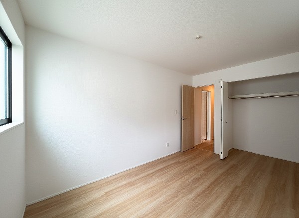 全居室には大型の収納クローゼットを完備！普段使いのお洋服や小物はもちろん、季節物のお洋服などもしっかりと整理整頓おしまい頂けます。居室空間をより広く隅々までお使いいただけますね。