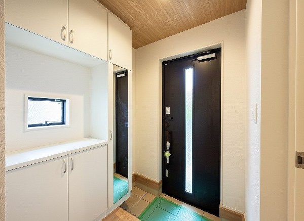 散らかりがちな玄関もスッキリと保てる玄関収納は、家の中に入る時一番最初に目に付く場所だからこだわりたいですよね！木目調の落ち着いた雰囲気の色目が、お部屋の雰囲気をそのまま表している家の顔です。