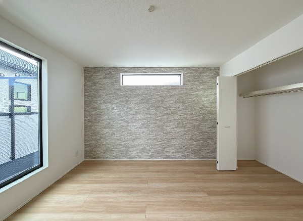 光が沢山取り込める大きな窓。2面採光なので、日差しを長時間受ける事が出来る暖かいお部屋です。もちろんペアガラスなので、遮音性にも優れ、結露も発生しにくい構造。