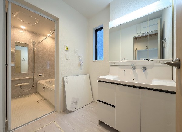 ゆとりの洗面スペースで朝の身支度も快適スムーズに。面鏡で髪のセットやお化粧もストレスなくこなせ、朝から気分良く通勤通学に向かえそうですね！鏡の裏にはたっぷりと収納スペースを標準装備！