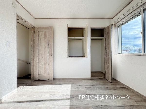 大きな窓で日差しを長時間受ける事が出来る暖かいお部屋です。もちろんペアガラスで、遮音性にも優れ、結露も発生しにくい構造。