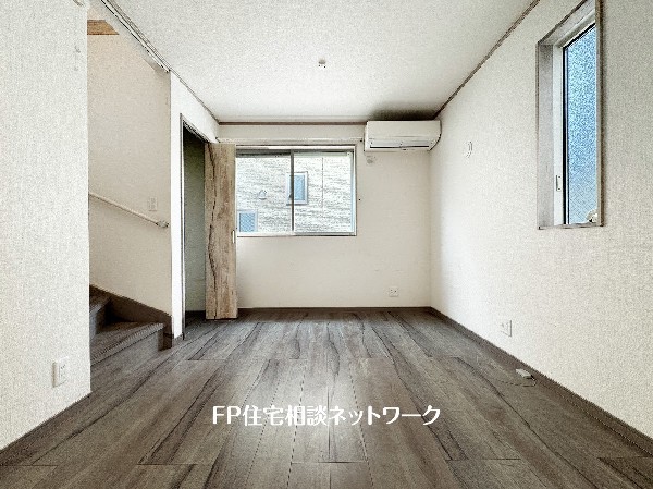 快適性とゆとりをデザインしたリビングで2階リビングなので、目線を気にせず昼夜窓を開放しても寛げる。陽当たりの良さはもちろん、眺望良好なので遠方の景色が疲れを癒します。